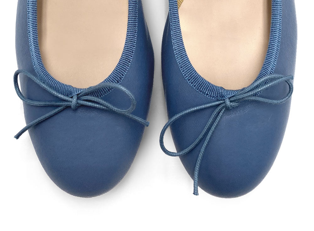 Puderblaue Leder Ballerinas mit hohem Absatz