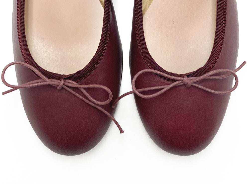 Burgunderrote Lederballerinas mit hohem Absatz