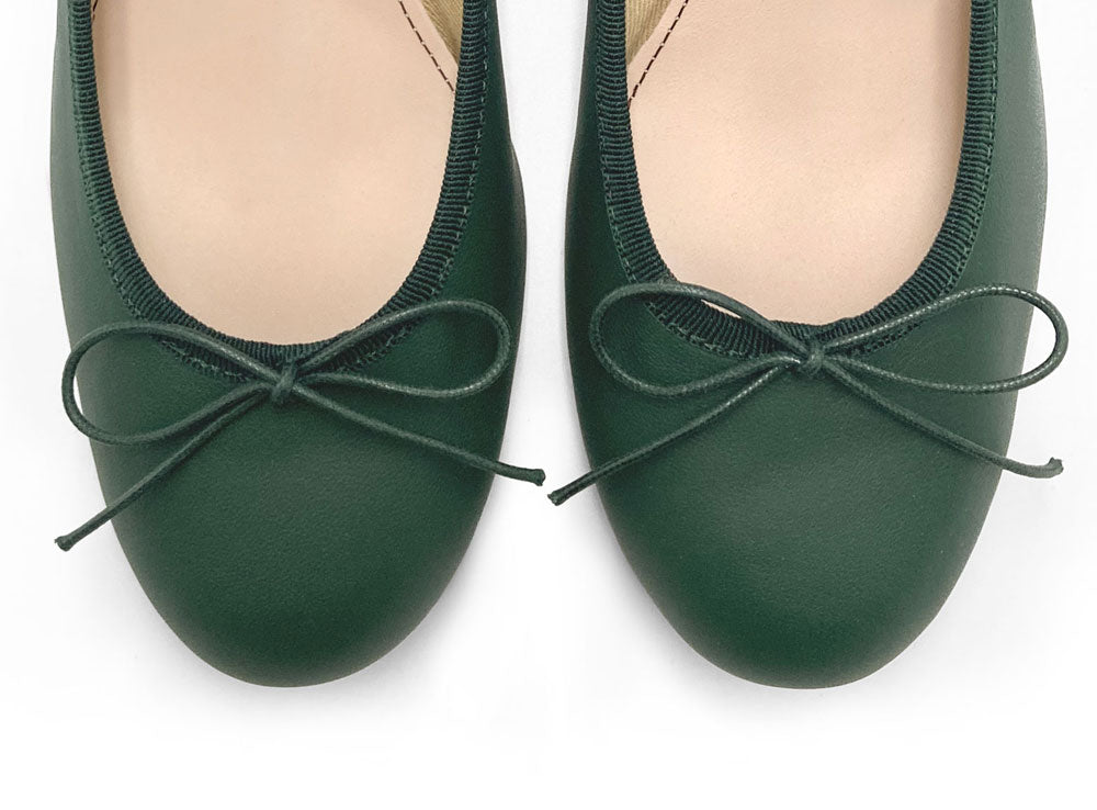 Flaschengrüne Lederballerinas mit hohem Absatz