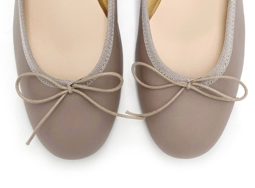 Taubenfarbene Lederballerinas mit hohem Absatz