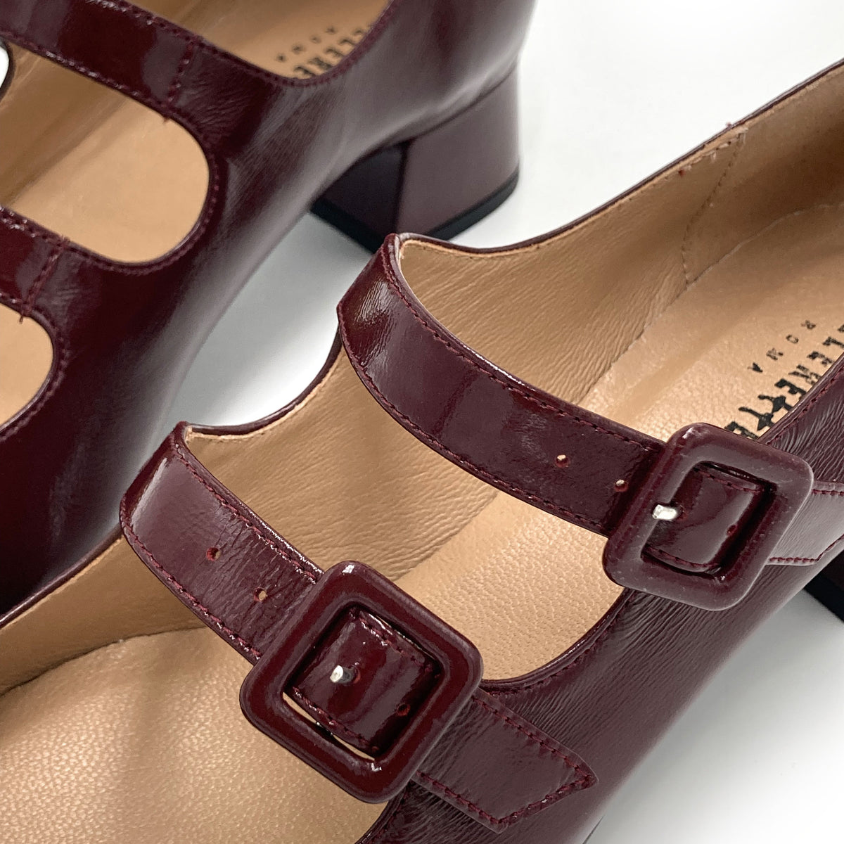 Glänzende bordeauxfarbene Mary‑Jane‑Ballerinas mit Absatz und quadratischer Spitze