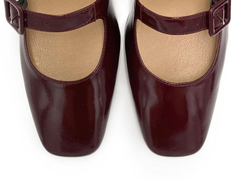 Glänzende bordeauxfarbene Mary‑Jane‑Ballerinas mit Absatz und quadratischer Spitze