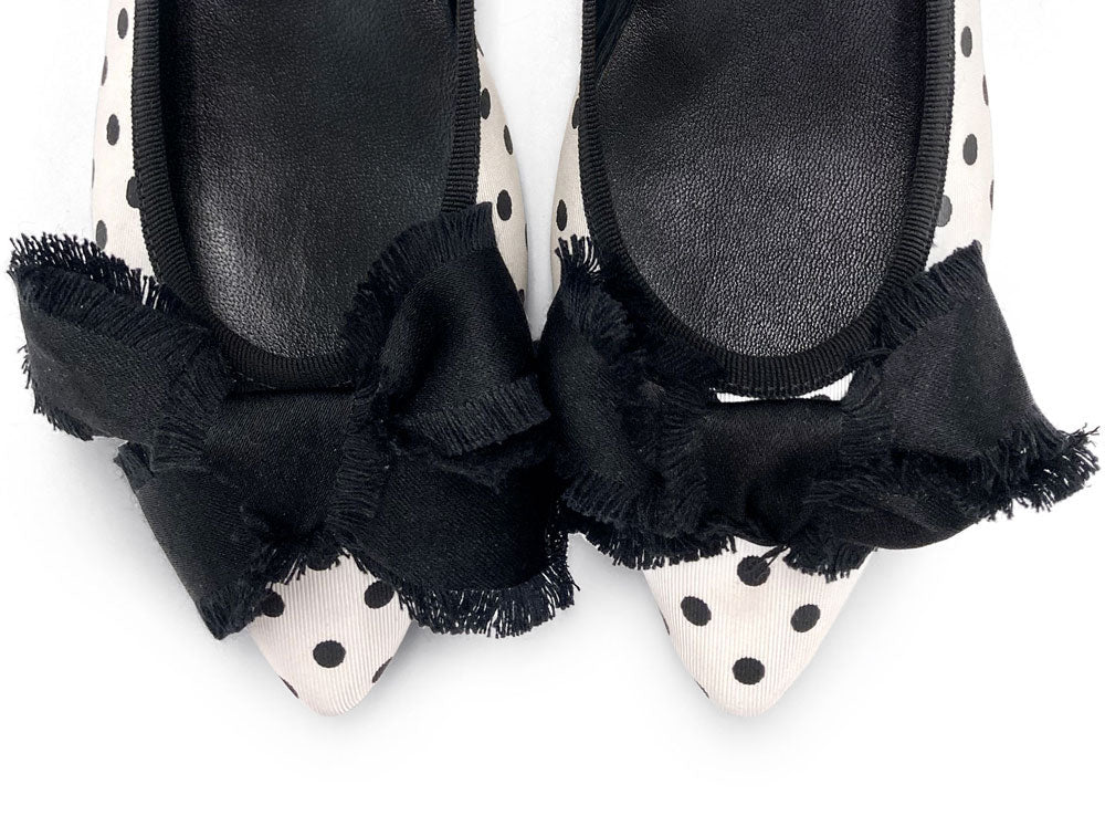 Ballerinas mit spitzer Spitze aus schwarz-weiß gepunktetem Stoff mit Schleife