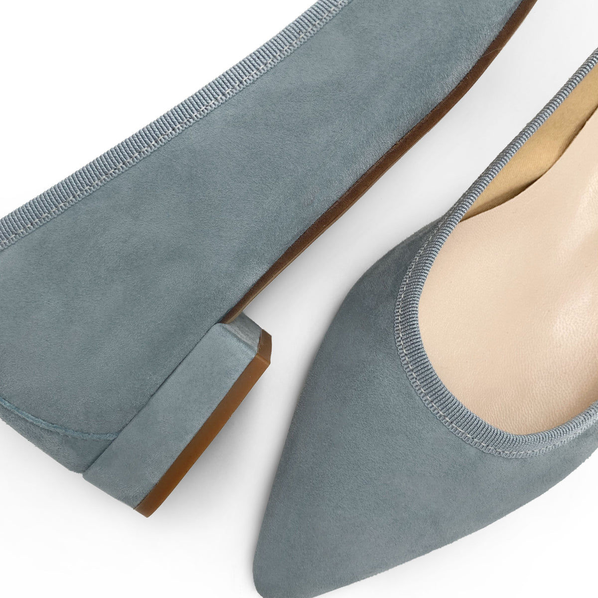 Himmelblaue Ballerinas aus Wildleder mit spitzer Spitze