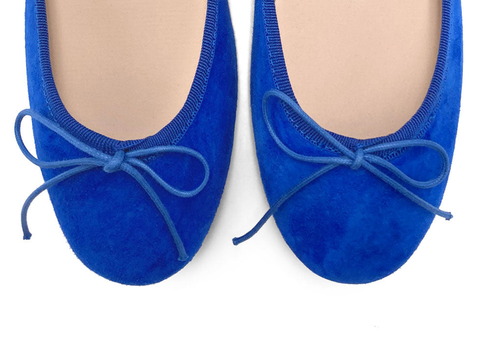 Kornblumenblaue Ballerinas aus Wildleder