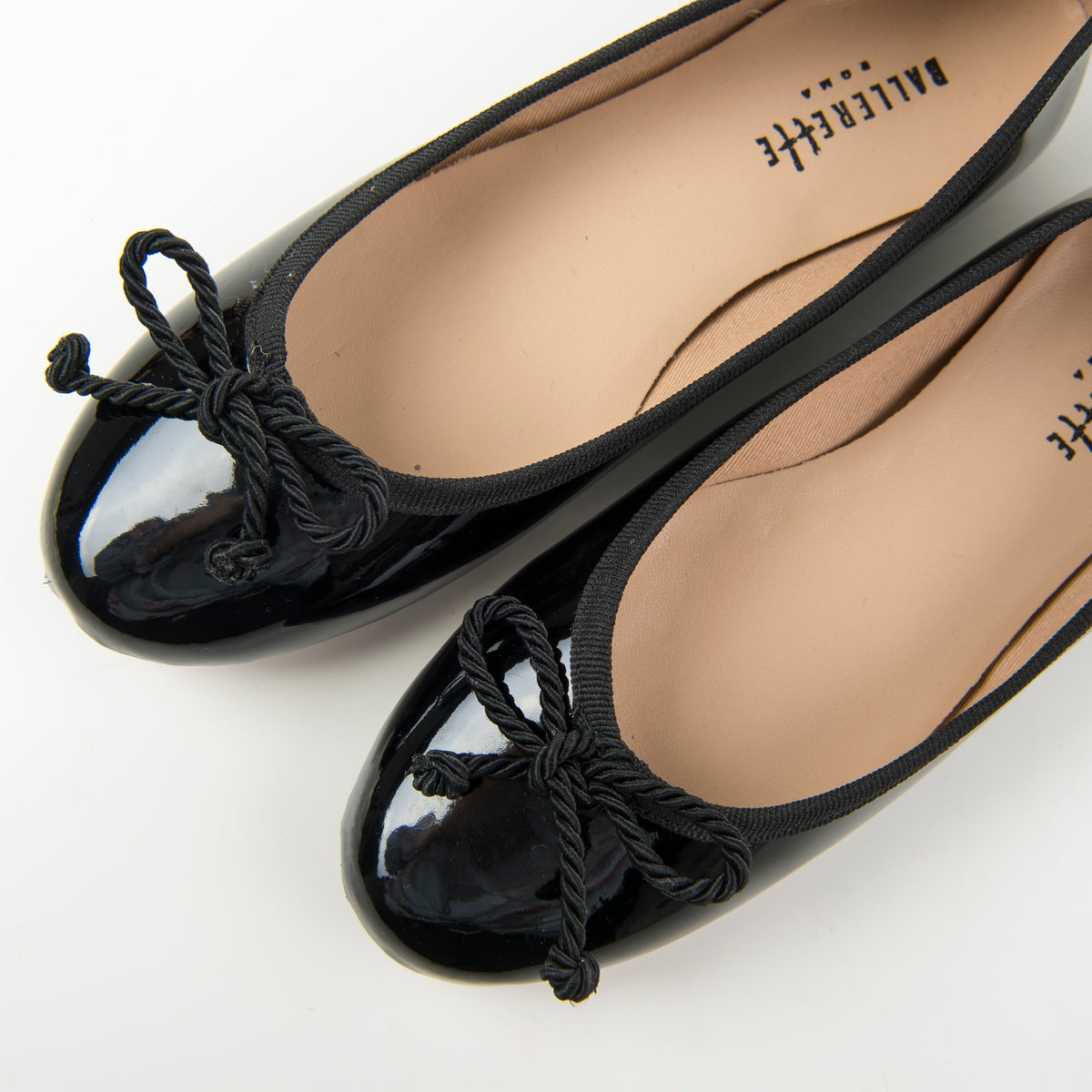 Ballerine nere in vernice con fiocchetto in cordone