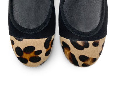 Schwarze Ballerinas aus Wildleder mit Spitze im gelfecktem Ponyfell