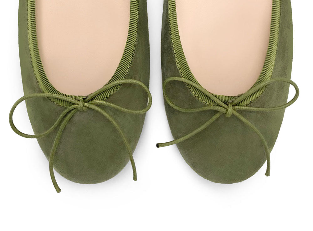 Grüne Wildlederballerinas