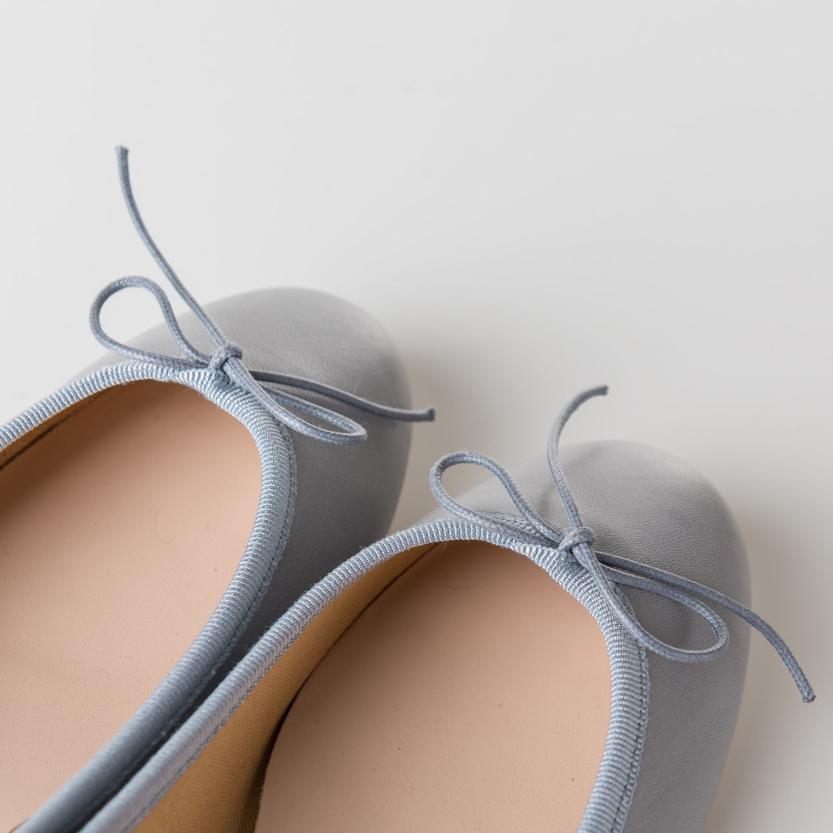 Ballerines en cuir gris clair