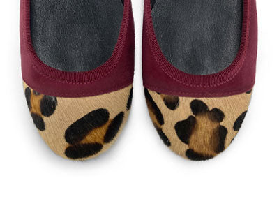 Burgunderfarbene Ballerinas aus Wildleder mit Spitze in gelfecktem Ponyfell