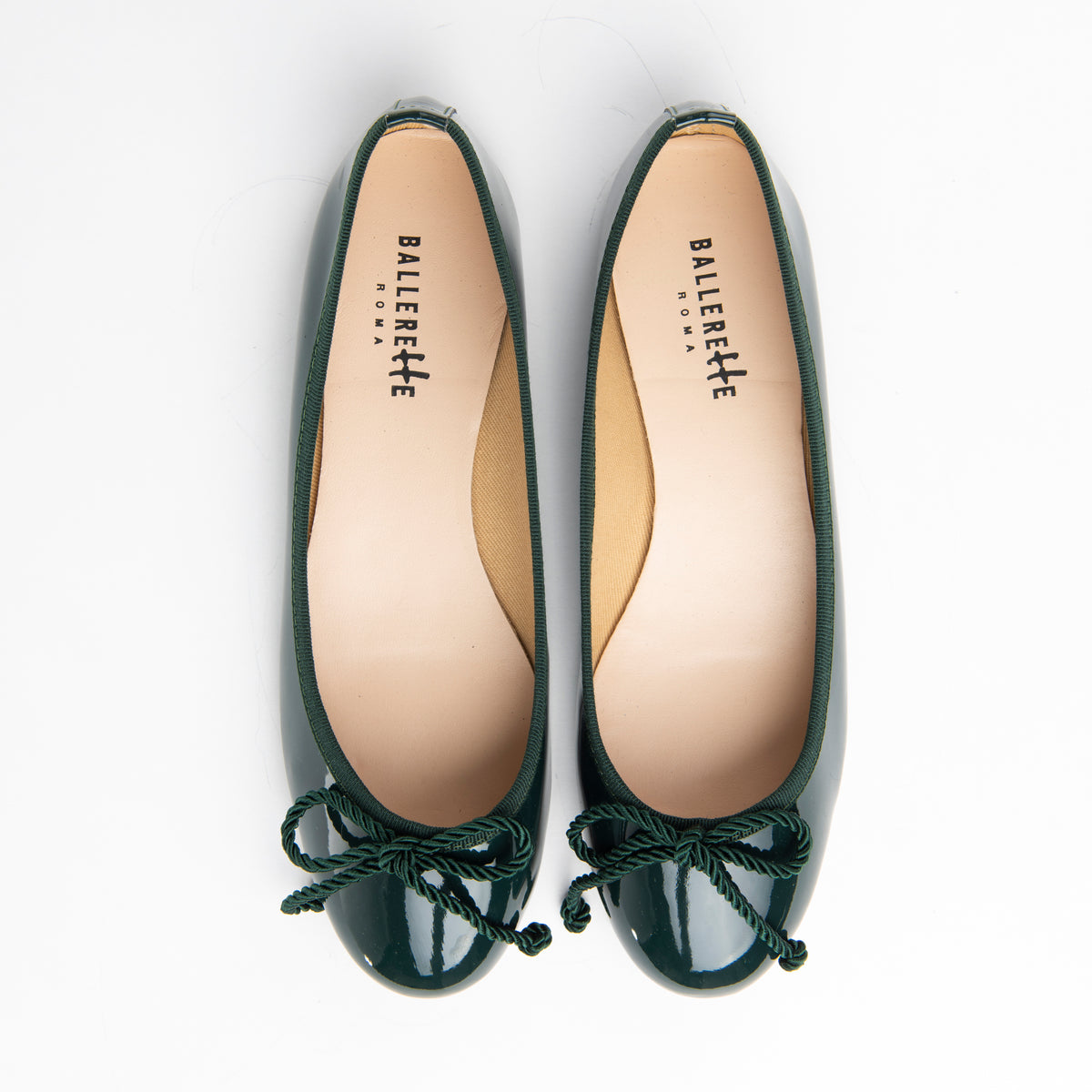 Ballerine bottiglia in vernice con fiocchetto in cordone