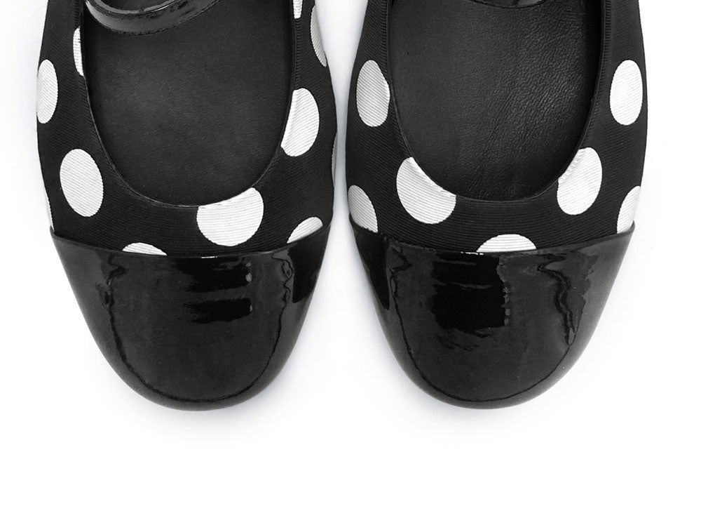 Mary Jane Ballerinas aus schwarz-weiß gepunktetem Stoff