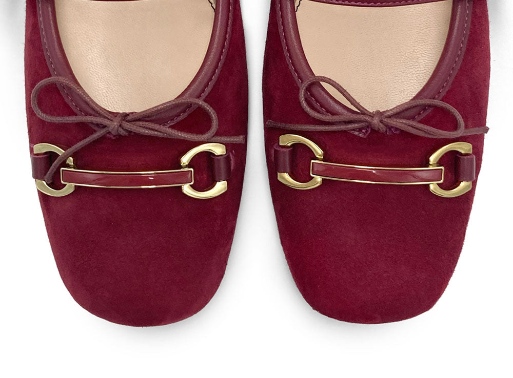 Bordeauxrote Veloursleder-Mary-Jane-Ballerinas mit Metallschließe