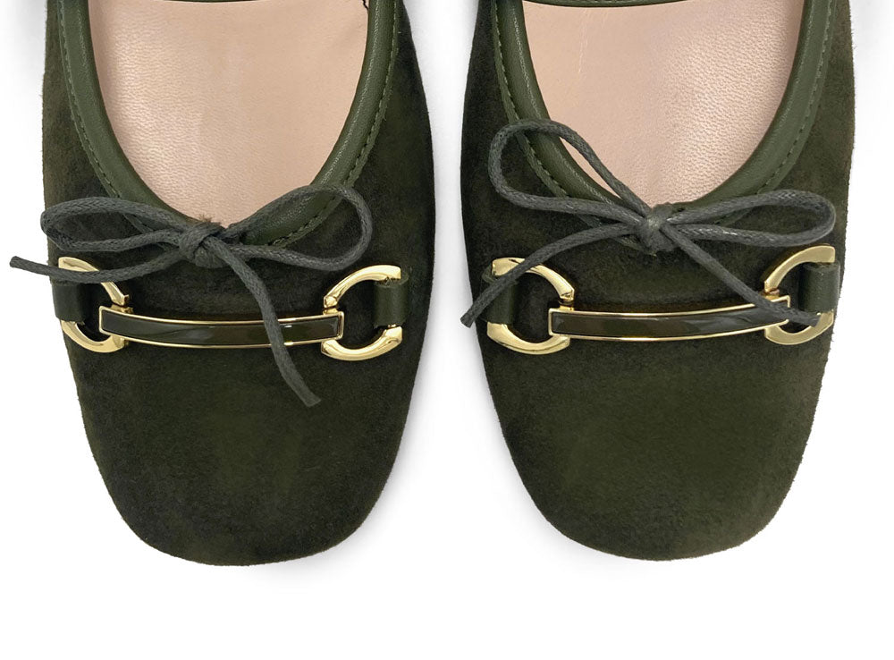 Grüne Veloursleder-Mary-Jane-Ballerinas mit Metallschließe