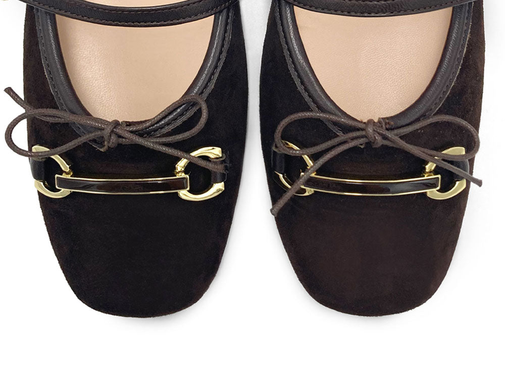 Dunkelbraune Veloursleder-Mary-Jane-Ballerinas mit Metallschließe
