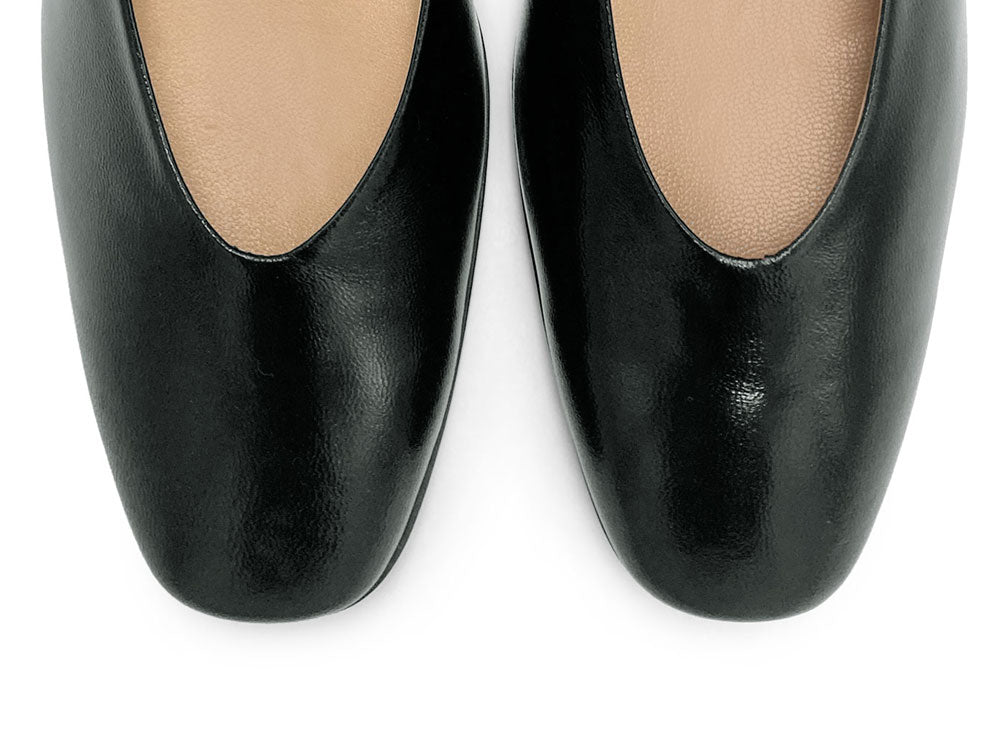 Schwarze Lackleder-Ballerinas mit quadratischer Spitze und bequemem hohem Absatz