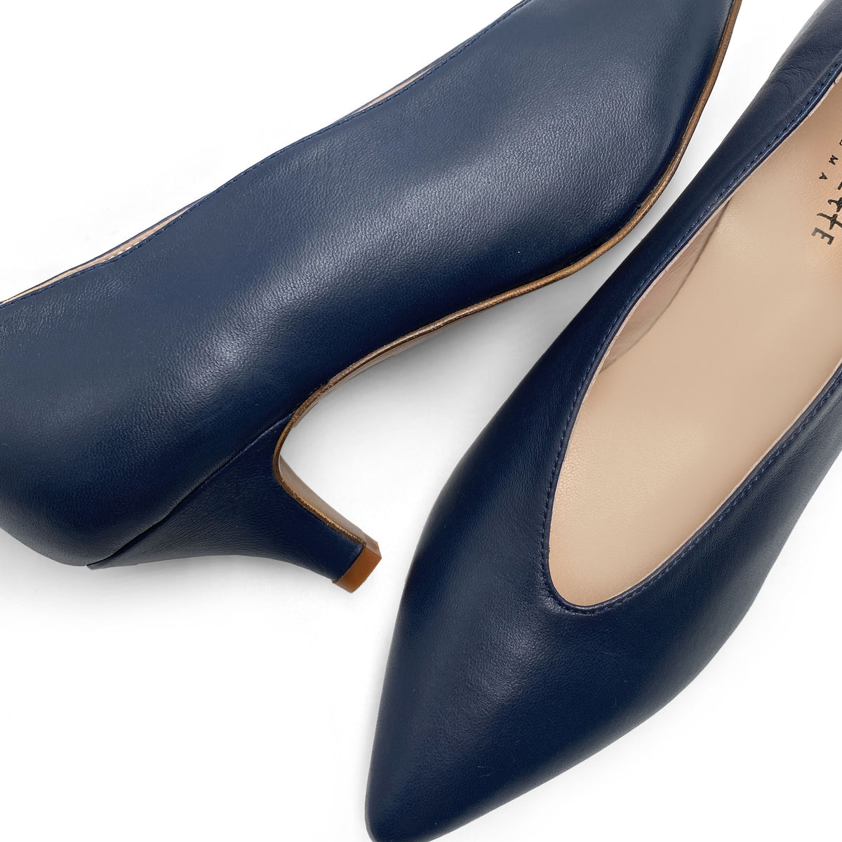 Blaue Leder Pumps mit V-Ausschnitt