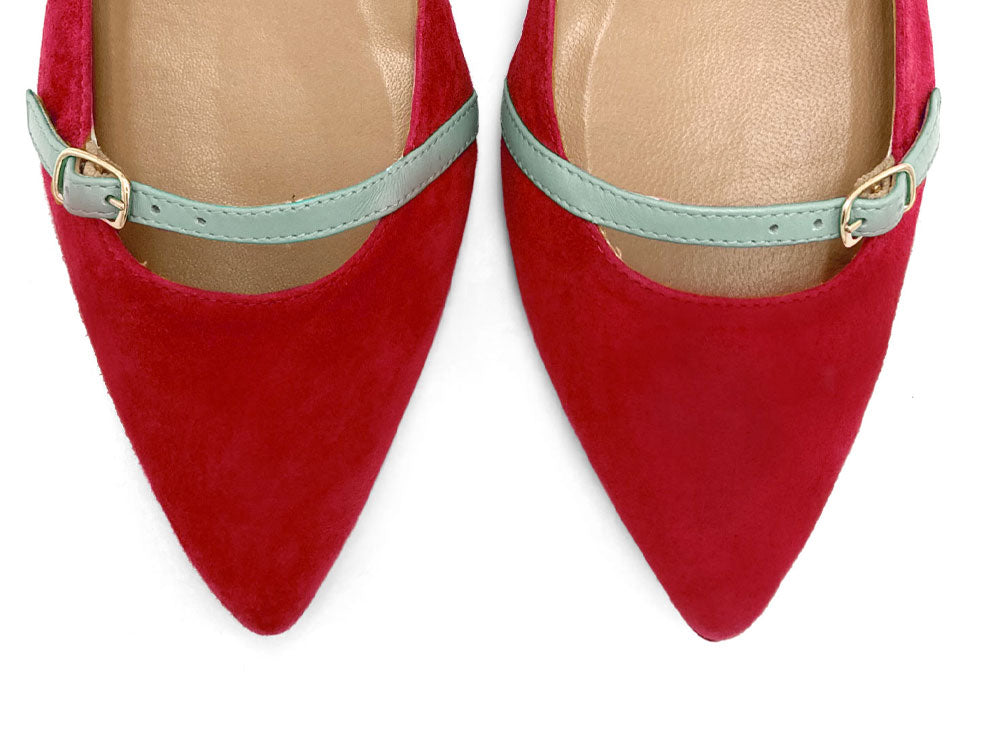 Ballerines pointues en daim rouge avec brides en vernis turquoise