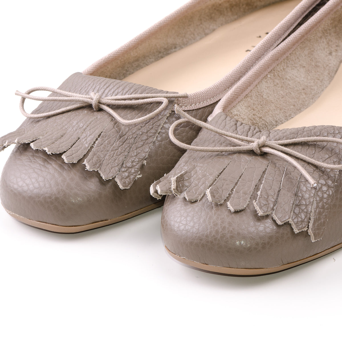 Mocassins femme en cuir gris tourterelle à franges