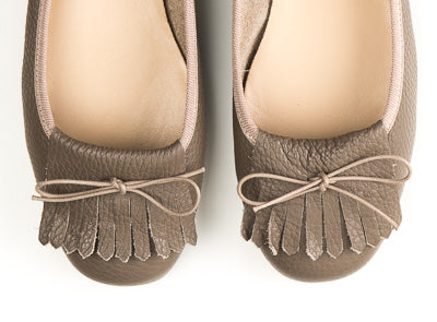 Mocassins femme en cuir gris tourterelle à franges