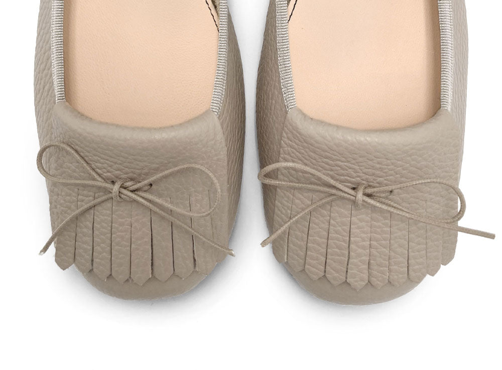 Mocasines de mujer taupé de piel con flecos
