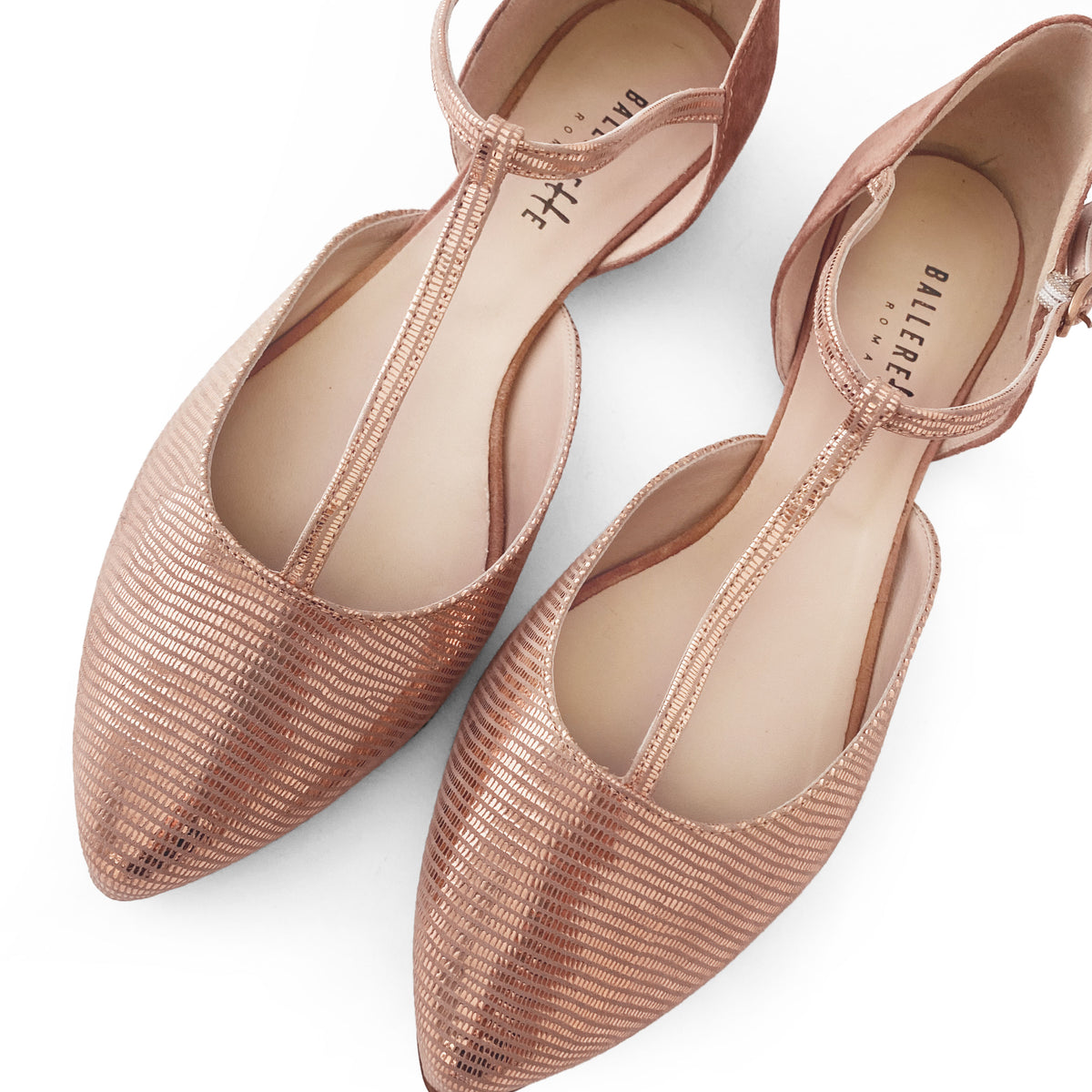 Ballerines à bride en T couleur poudre en daim laminé