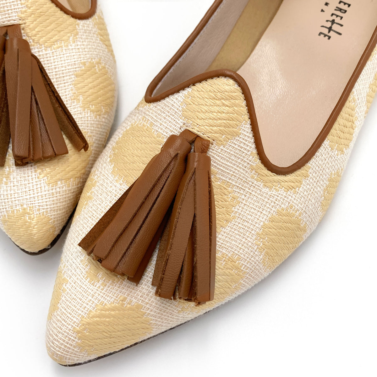 Sommerliche Damen-Mokassins aus beiger Raffia mit Quasten
