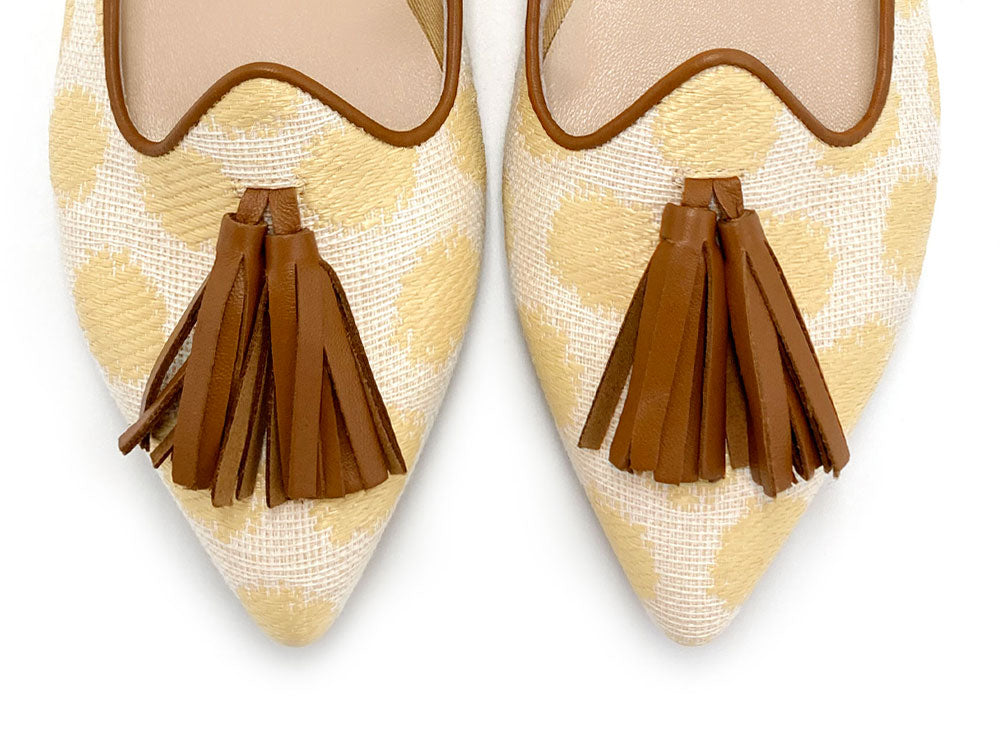 Sommerliche Damen-Mokassins aus beiger Raffia mit Quasten