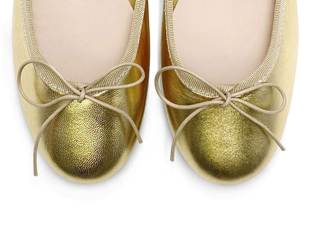 Goldfarbene Ballerinas aus laminiertem Leder