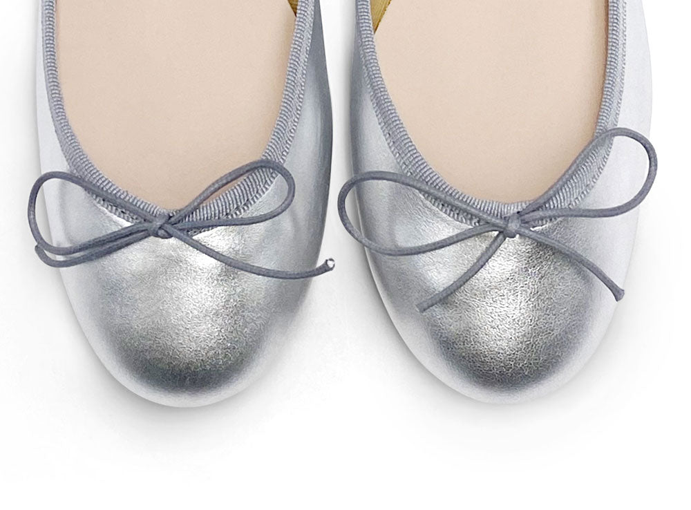 Silberfarbene Ballerinas aus laminiertem Leder
