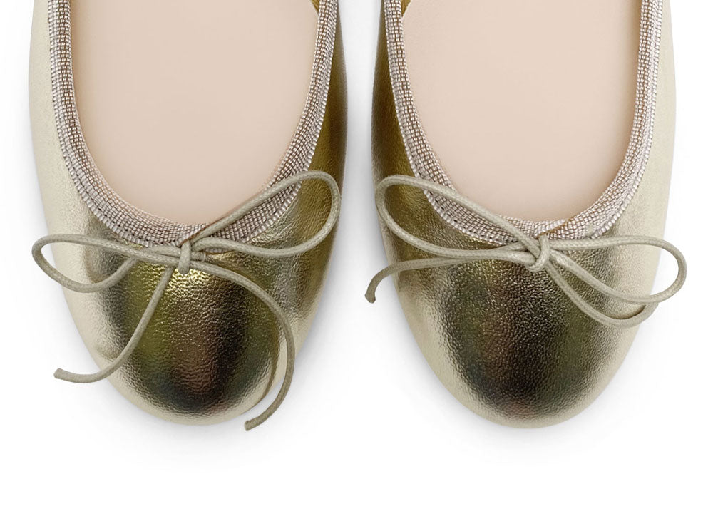 Platinfarbene Ballerinas aus laminiertem Leder
