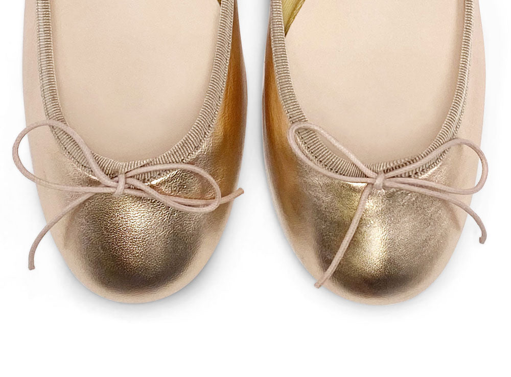 Rosafarbene Ballerinas aus laminiertem Leder