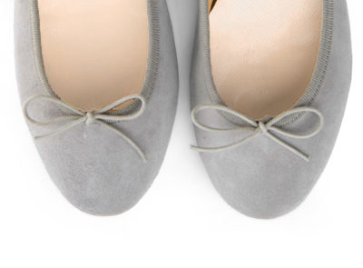 Ballerines en daim gris perle à talon