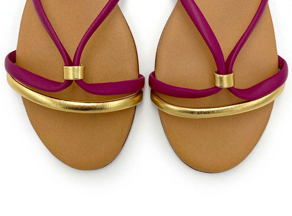 Flache Sandalen aus Leder in Pflaume und Gold