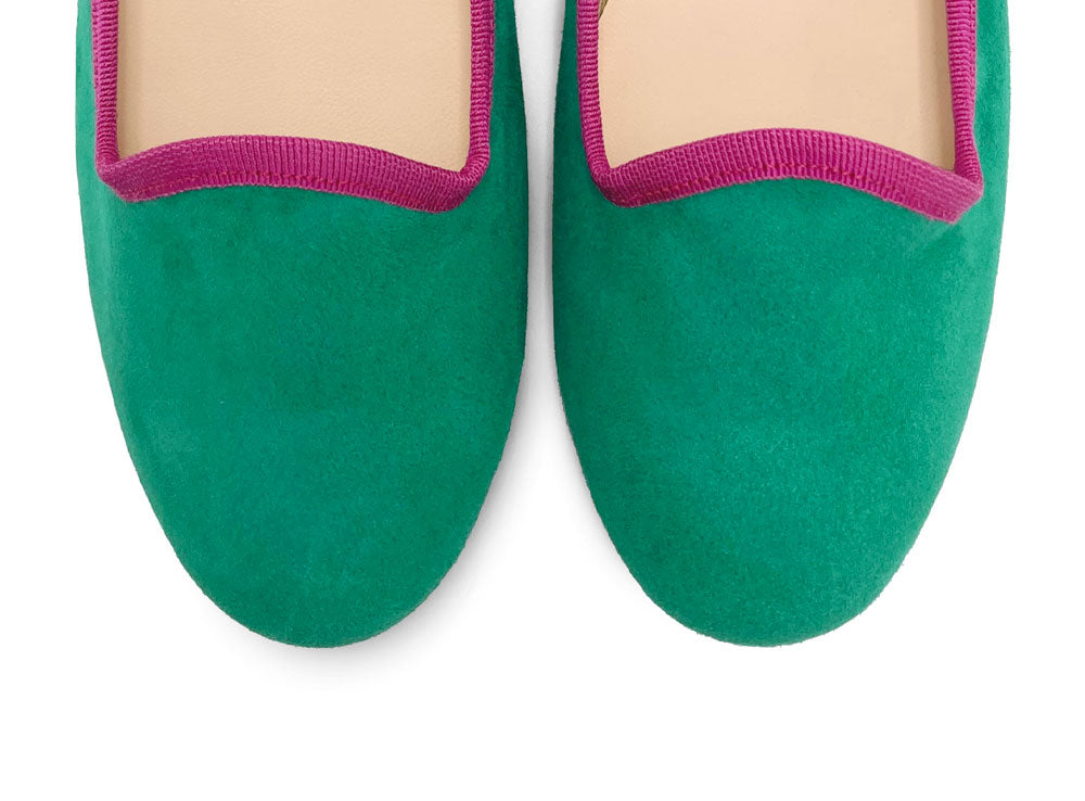 Damen-Loafers aus smaragdgrünem Wildleder mit fuchsiafarbenen Details