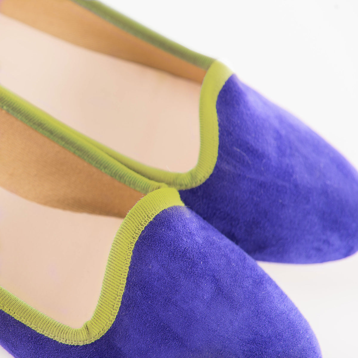 Chaussons femme en daim violet et gros grain vert