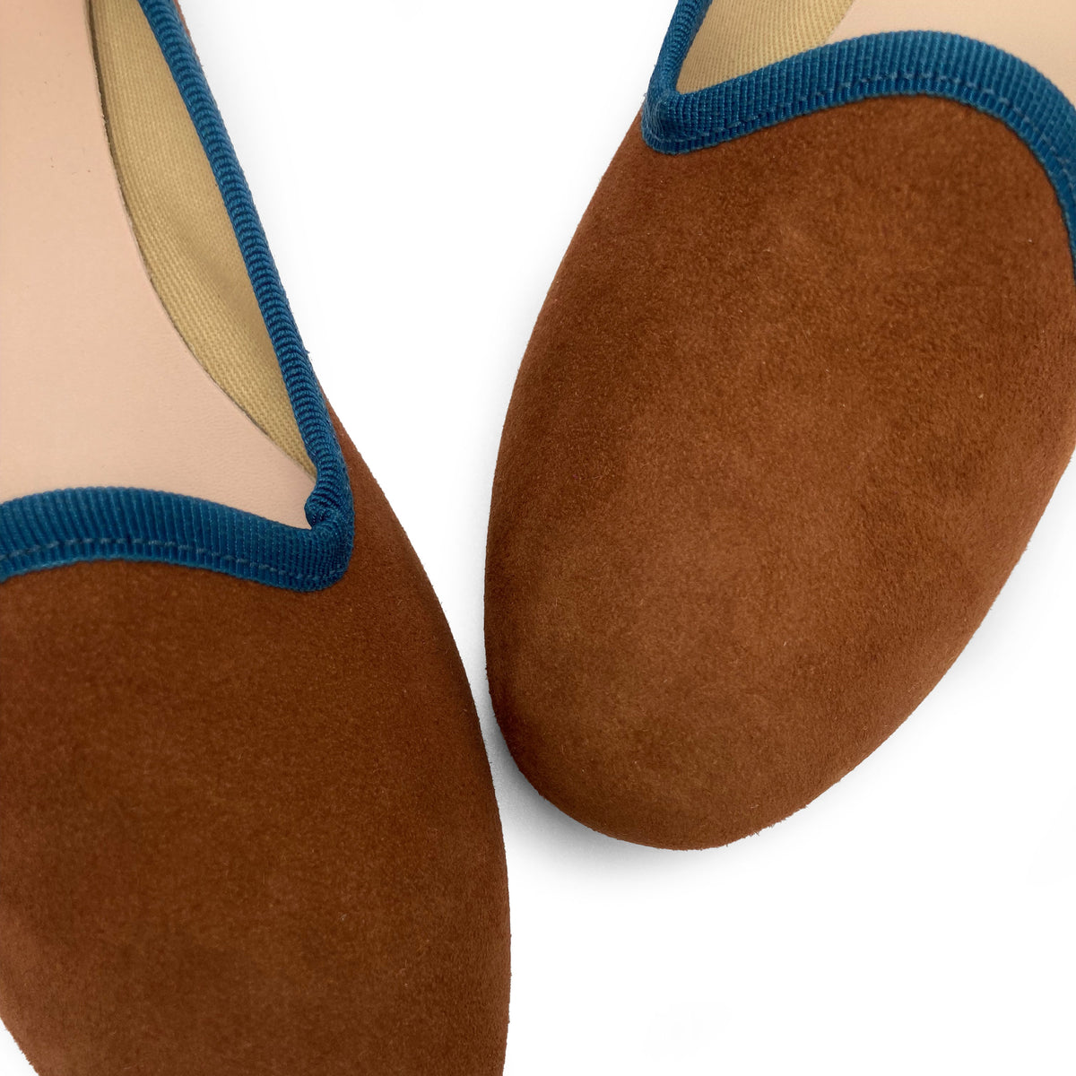 Chaussons pour femmes en daim marron et détails bleus