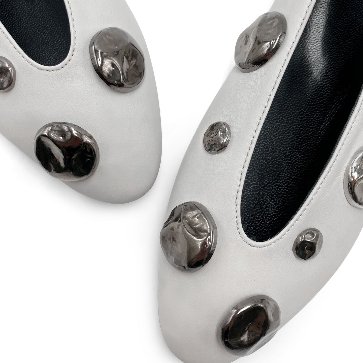 Ballerine grigie perla in pelle con scollo a V e borchie ferro