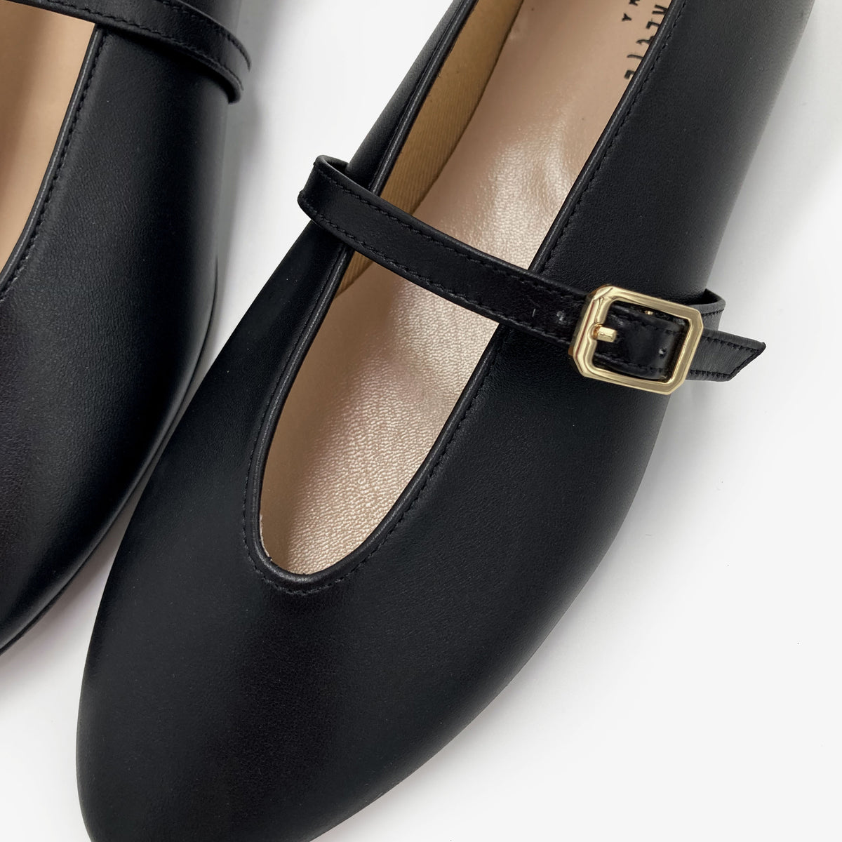 Schwarze Ballerinas aus Leder mit V-Ausschnitt und Riemchen