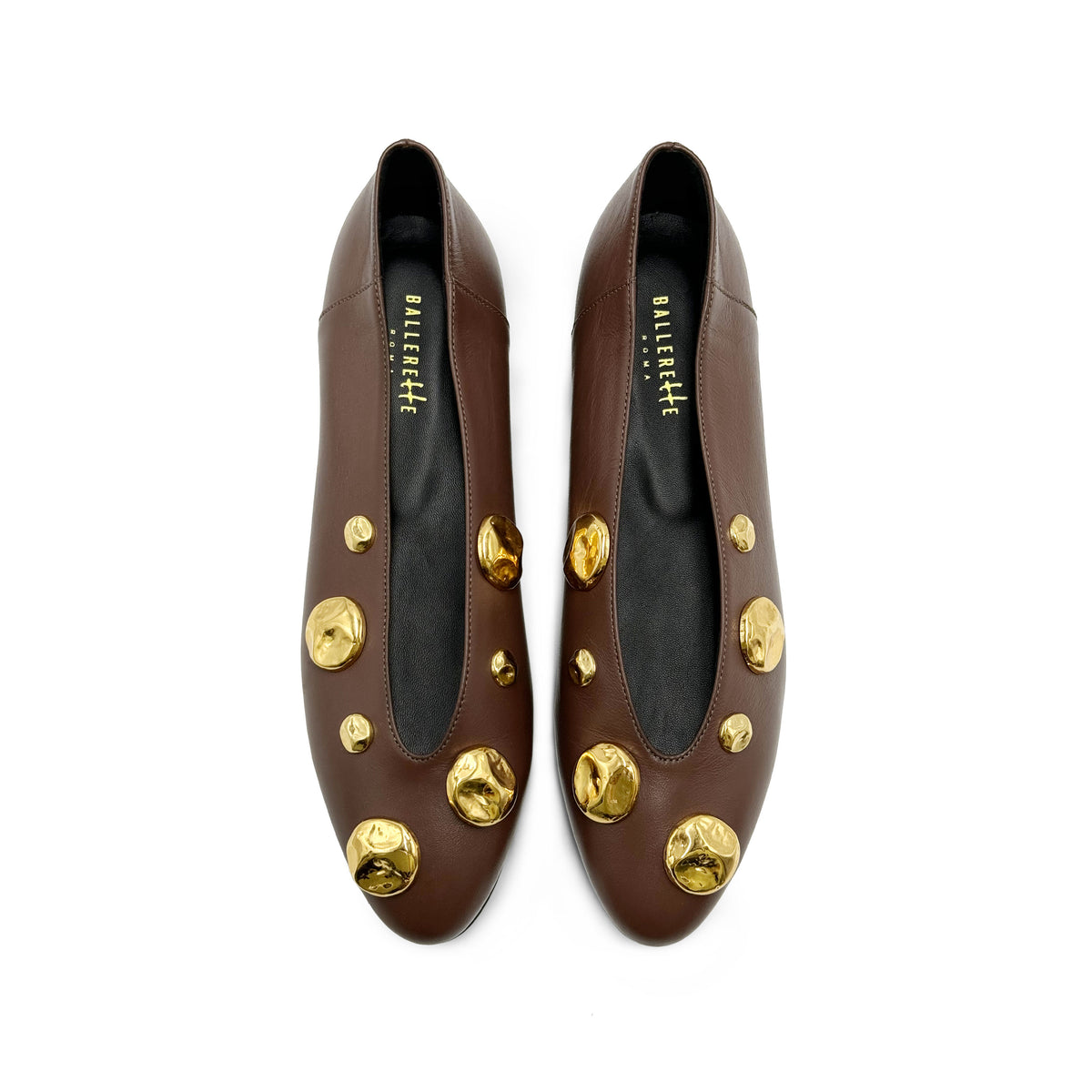 Ballerine marroni in pelle con scollo a V e borchie oro