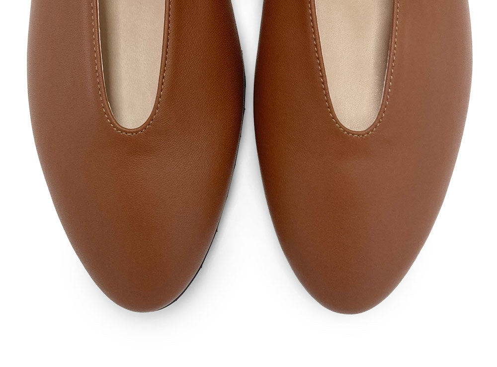 Ballerine marroni in pelle con scollo a V e cinturino