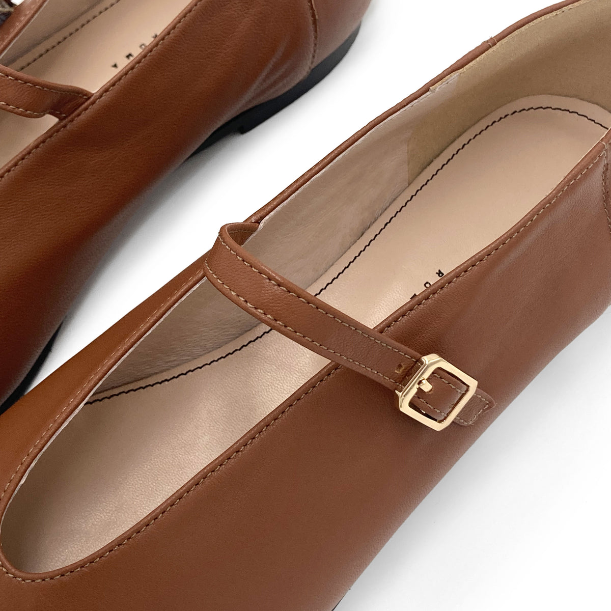 Ballerine marroni in pelle con scollo a V e cinturino